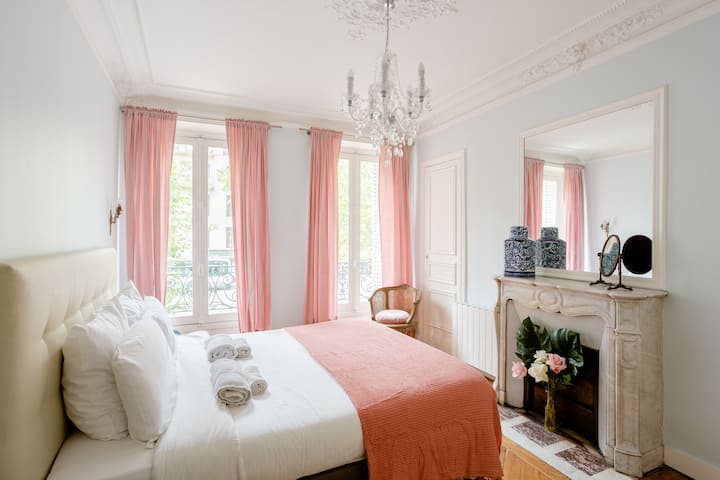 1号卧室粉红色：床160 x 200 ，带Cheminee ，可欣赏大道美景。大衣柜，匈牙利点镶木地板。