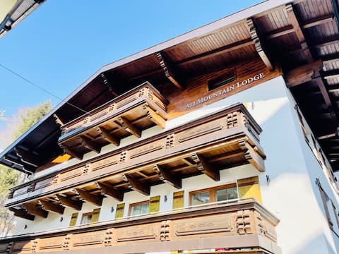 Successful Airbnb property: Right on the slopes. Quiet location. Sunny. Studio in Saalbach Hinterglemm