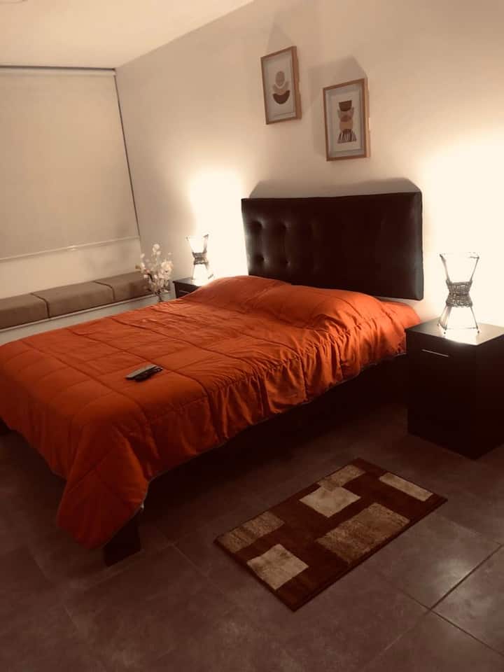 主客房位于二楼，设有漂亮的标准双人床、带热水和有线电视的独立卫生间。