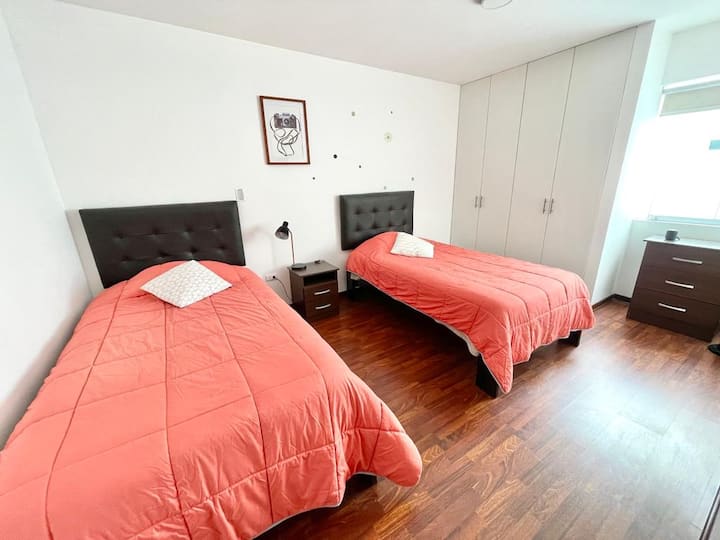 房间宽敞，配有两张非常舒适的单人床、可存放个人物品的衣柜和一个立式风扇