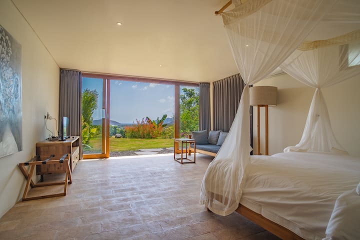 Спалня 3 Голяма спалня с допълнителен телевизор. Възможно е да добавите допълнителни легла.