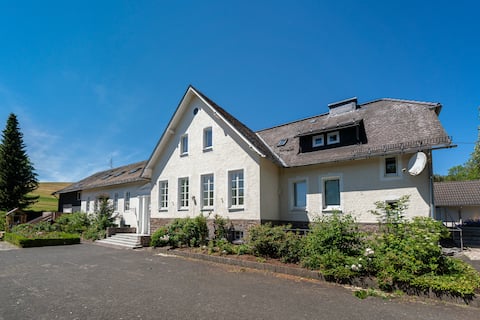 Alte Schule Deifeld Vakantievilla 20-36 people