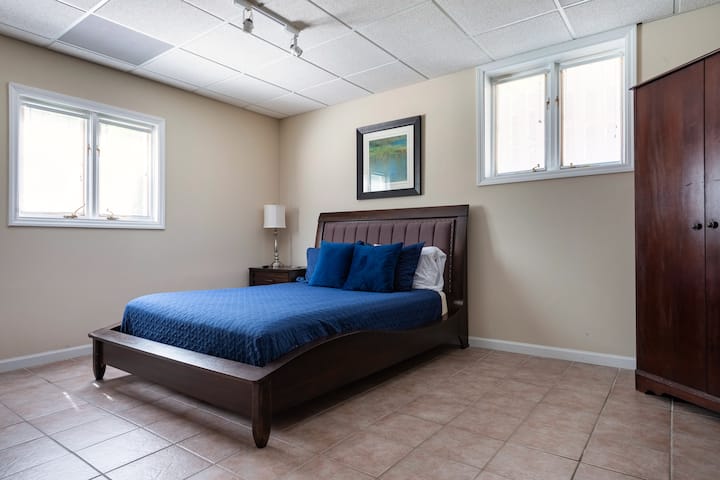 Dormitorio "A"
cama Queen de perfil bajo, mesita de noche, cofre vertical, vestidor con espejo, armario, portaequipajes, televisor de 42pulgadas con Roku.