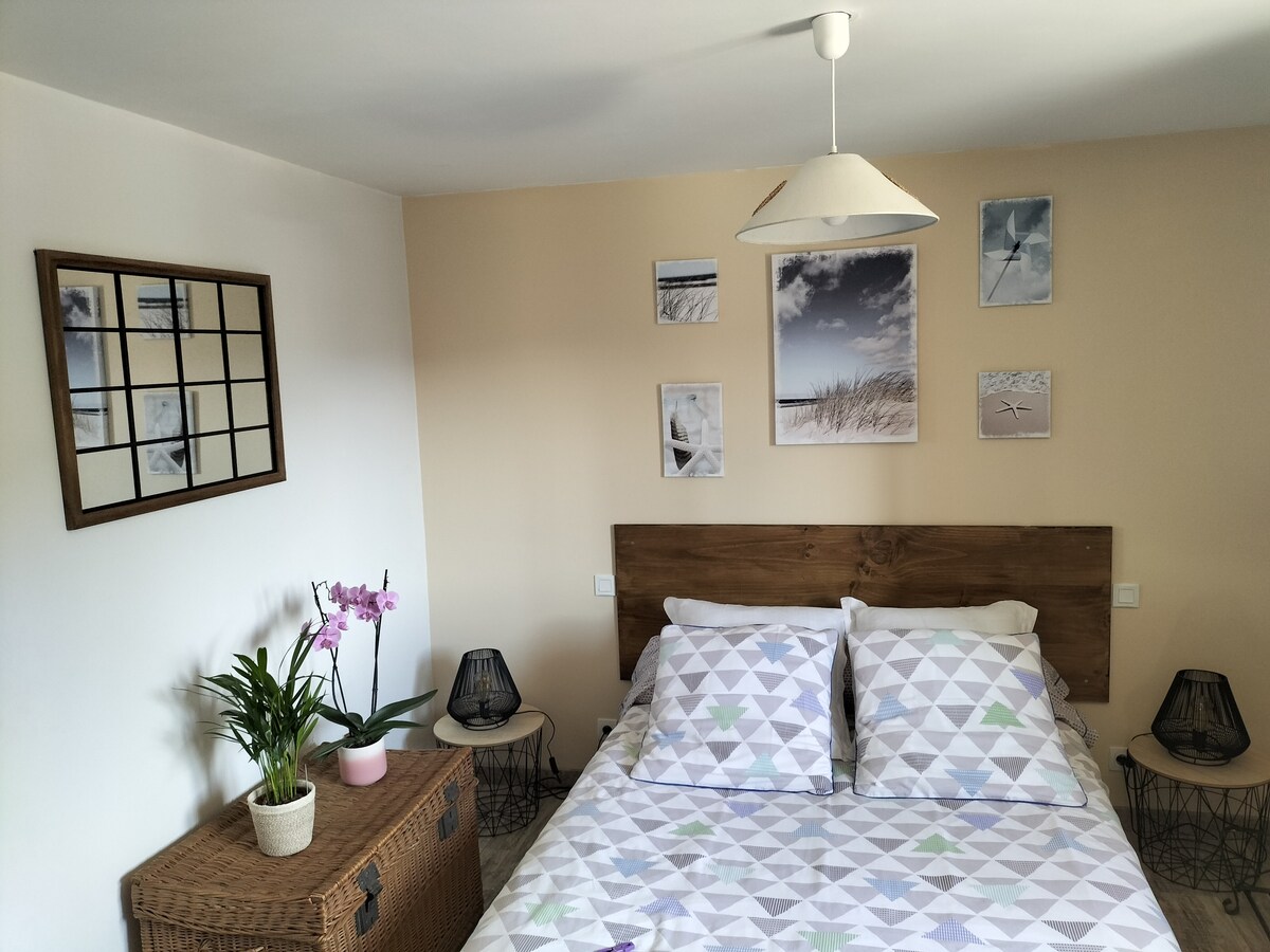 שיפצנו לגמרי את העיצוב של חדרי השינה כמו גם את ציורי הבית. החדרים משקפים את המיקום האסטרטגי של הקוטג' בין הים להר. הנה חדר השינה עם קאנט - סור - מר והמיטה הכפולה שלו. 