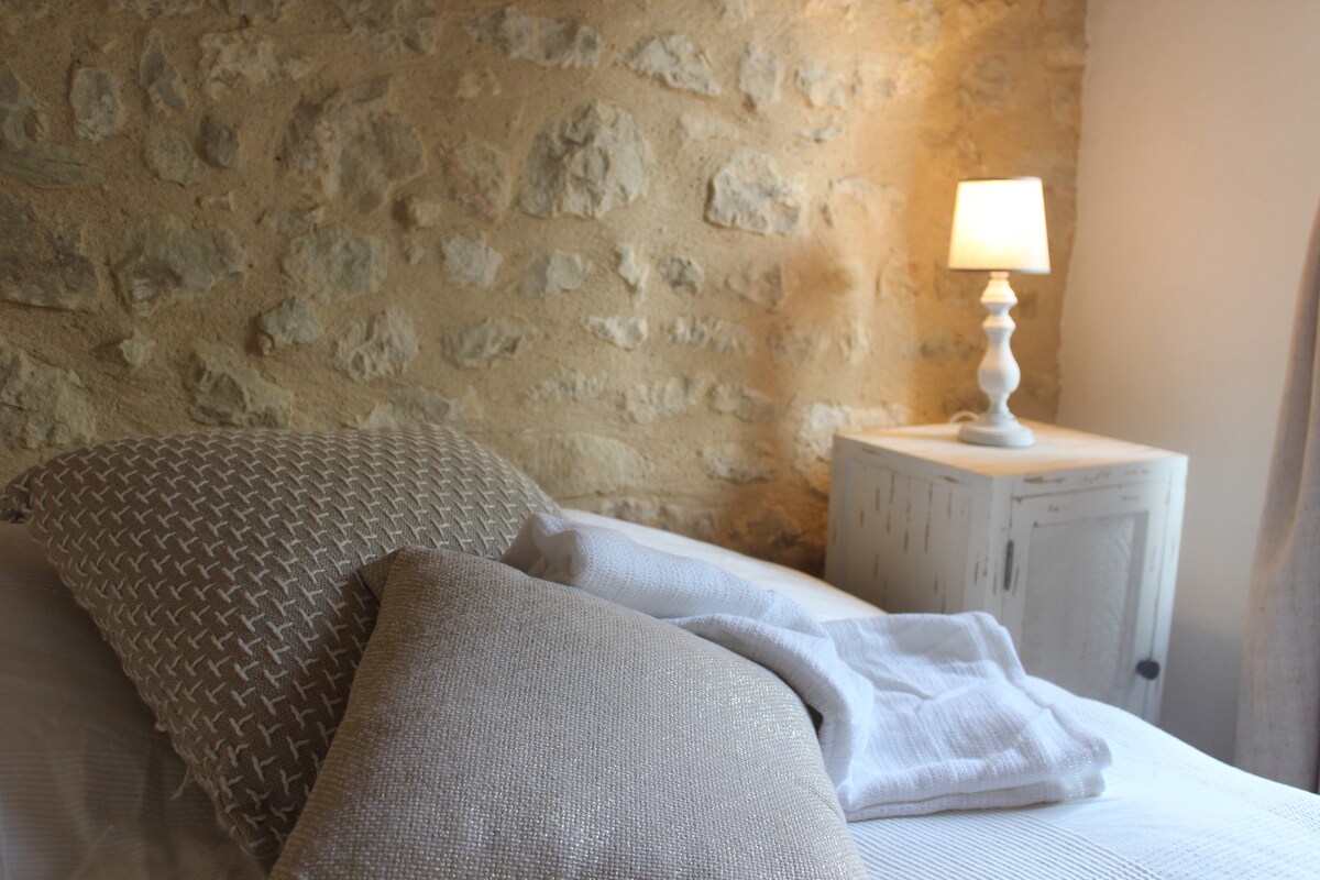 приятни възглавници на леглото в бяла спалня