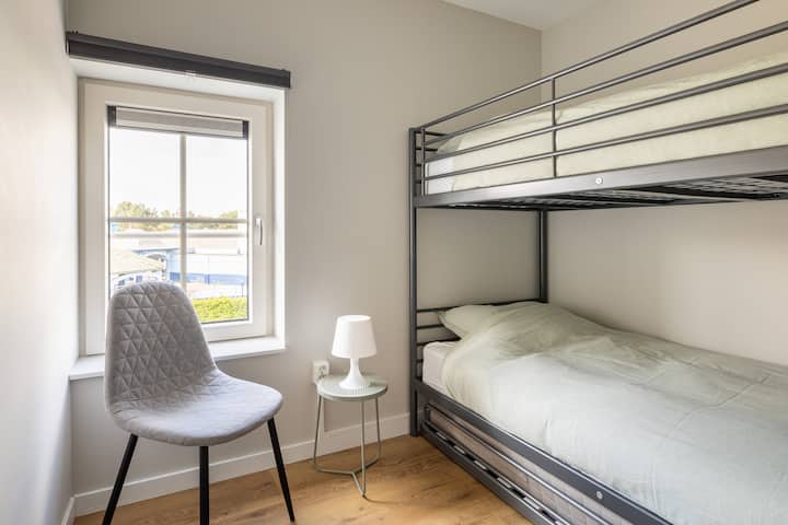 Kinderkamer voor max. 3 personen Stapelbed met uitschuifbed. Bedden zijn 200cm x 90cm