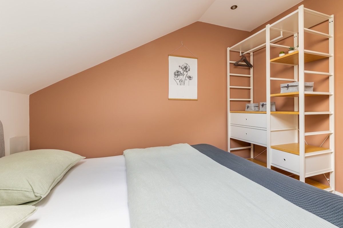 2 identieke slaapkamers met elk een heerlijk 2 persoons boxspring van 1.80m breed met een donzen dekbed. Kledingkast en spiegel aanwezig.