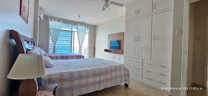 卧室5 -二楼/2张床+全功能卫生间+直达海景。

* 1张2个半座位的床
* 1张双人床