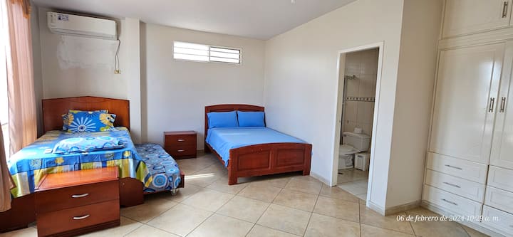 卧室2 -一楼 

* 1张全尺寸床
* 2张床1 1/2