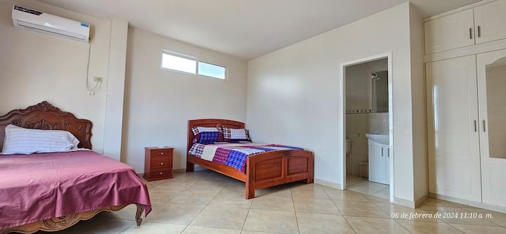 卧室6 - 2楼/2张床+全功能卫生间

* 1张双人床
* 1张床， 1个半座