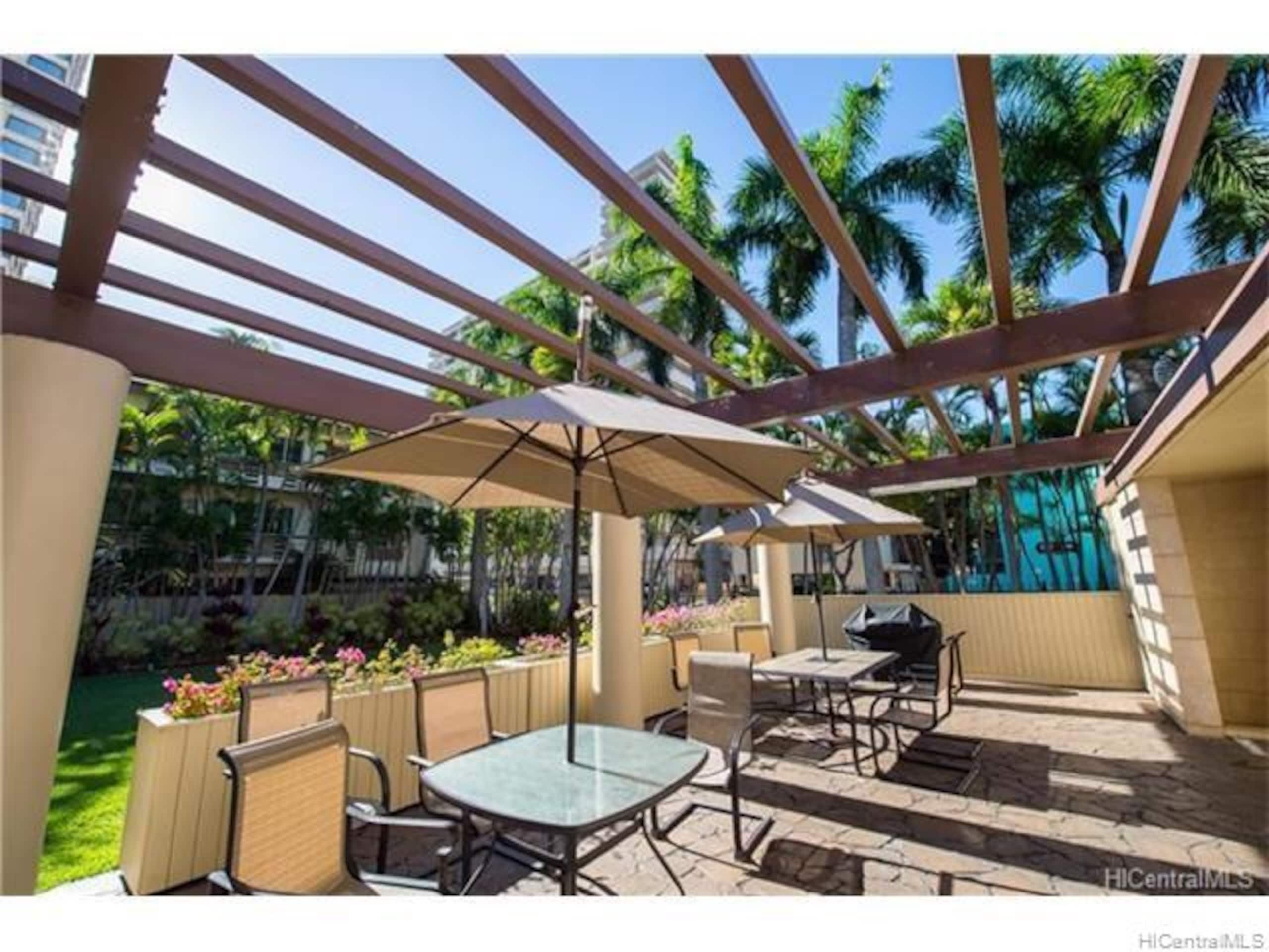 Condo in Honolulu · ★4.84 · 1 bedroom · 2 beds · 1 private bath - Image 12