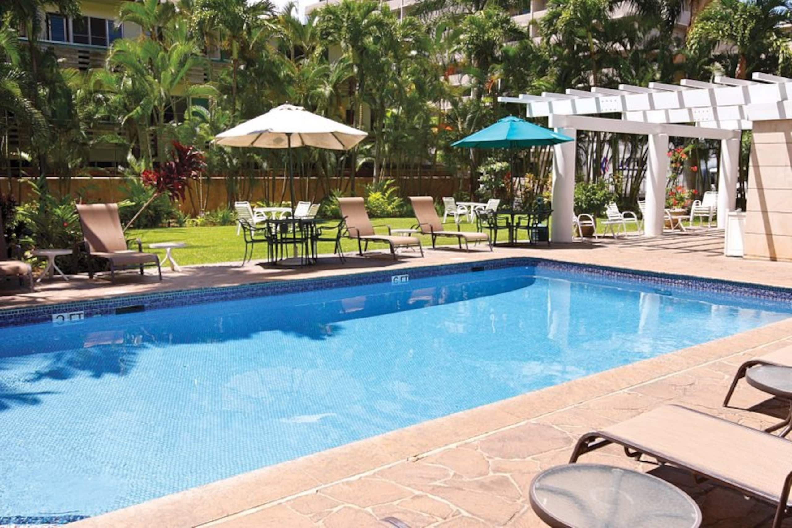 Condo in Honolulu · ★4.84 · 1 bedroom · 2 beds · 1 private bath - Image 4