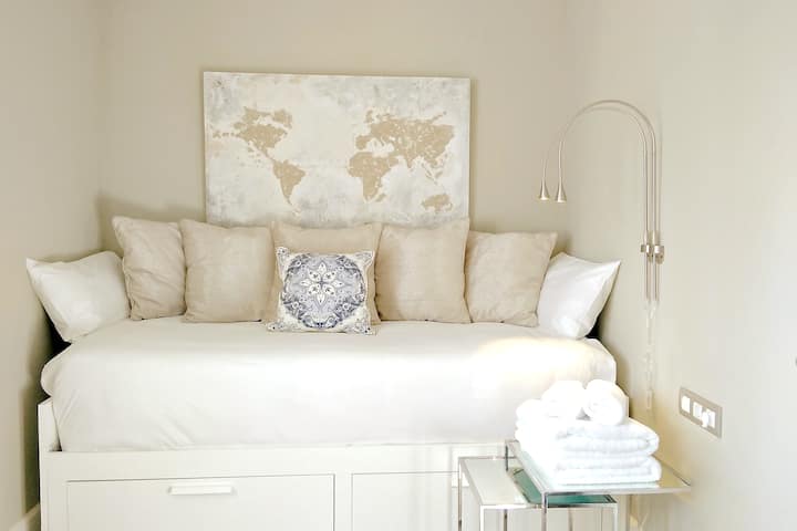 - ห้องนอนเดี่ยวที่ยอดเยี่ยมของเพนท์เฮาส์ในบาร์เซโลนาสเปน
- เตียงเดี่ยวที่อบอุ่น
- หน้าต่างบานใหญ่ที่สวยงามของห้องนอนพร้อมวิวที่น่าหลงใหล 
- โคมไฟติดผนังสวยงาม
- ห้องพักตกแต่งอย่างหรูหรา
- ภาพวาดผนังขนาดใหญ่
- ห้องนอนสว่างและโปร่งโล่ง