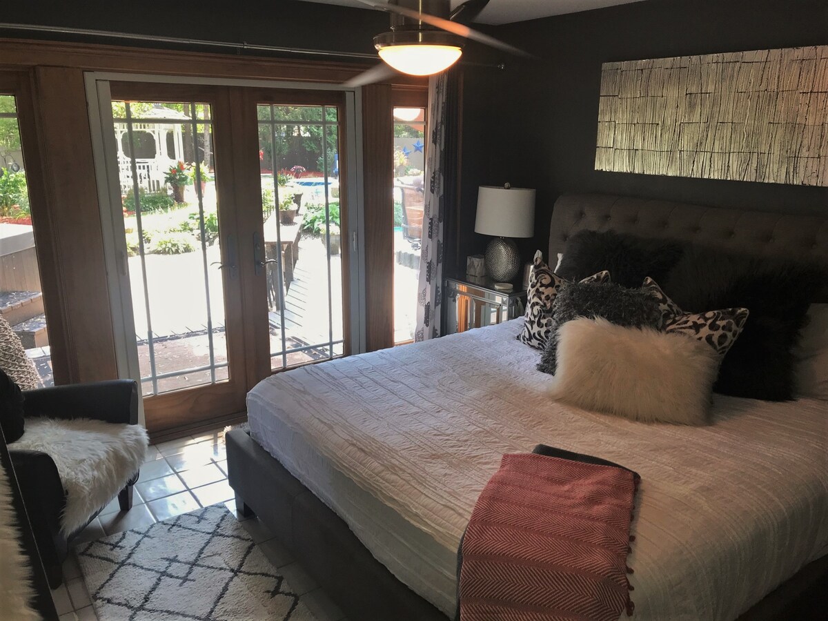 Მასტერ-საძინებელი  - ჰოთ-ჰაბი კარის გარეთ