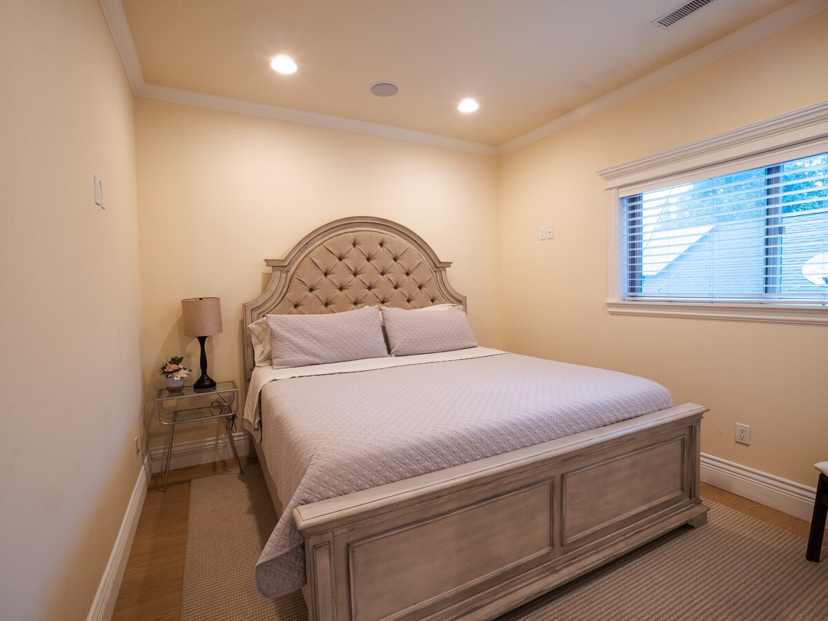 Голямо и много удобно голямо двойно легло с висококачествено спално бельо за престоя ви.