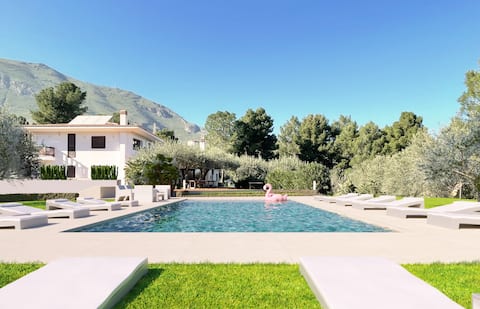 Olivaus villa with swimming pool a few km from the sea