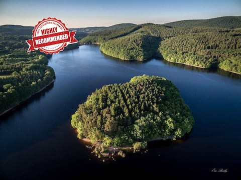 Lake Chaumeçon Cottage with Private Pond