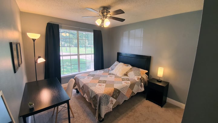 Საძინებელი 3, მეხსიერების ქაფის საწოლი, სამუშაო სივრცე სახლის ოფისისთვის!