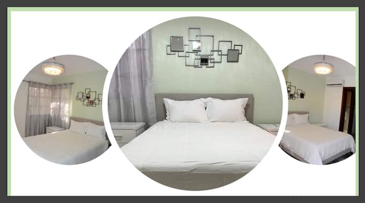 เตียงทุกหลังมีที่นอนเมมโมรี่โฟมที่สะดวกสบายสุดๆใหม่ล่าสุด

ห้องนอนทั้งสองห้องชั้นบนมีเฟอร์นิเจอร์การออกแบบและการตกแต่งเหมือนกัน