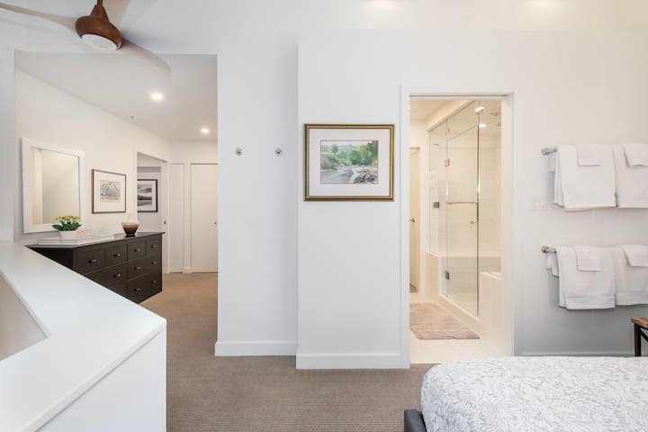 Segundo nivel con cama loft abierta a la derecha y la puerta del dormitorio del segundo nivel en el extremo izquierdo.  Los huéspedes que duermen en el loft abierto entran en el baño a través de la puerta de bolsillo justo delante.  