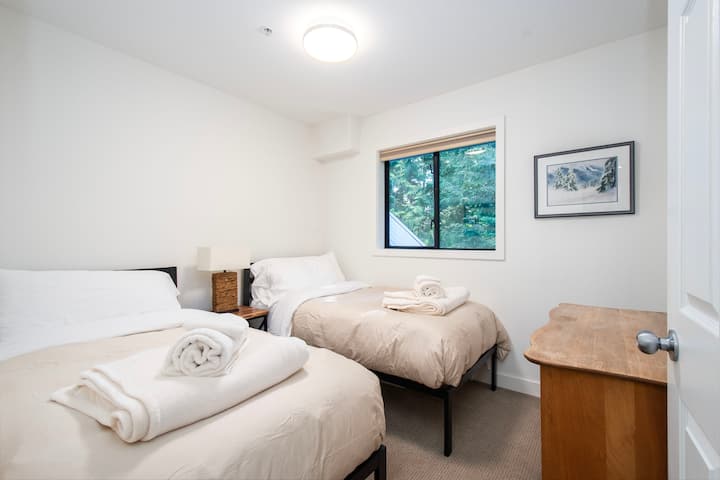 Segundo dormitorio en el nivel principal compuesto por dos camas individuales.  Esta habitación también se puede configurar con una cama tamaño king previa solicitud.