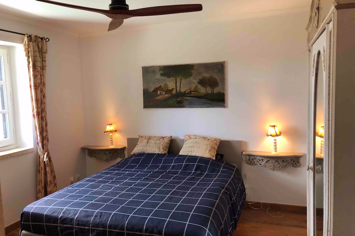 חדר שינה 3 בקומת הקרקע, מאוורר בשלט רחוק, 2 מיטות יחיד צמודות חדר שינה הממוקם בקומת הקרקע מטבח, סלון, מרפסת. חדר רחצה שאפשר לחלוק עם חדר שינה 3.
מיטת כלוב שממנה אפשר להעלות את 4 המחסומים אבל רדודה!!!