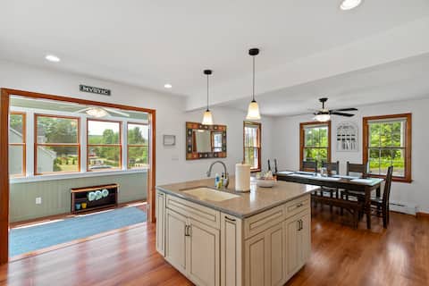 Beautiful Modern Cape Downtown Mystic