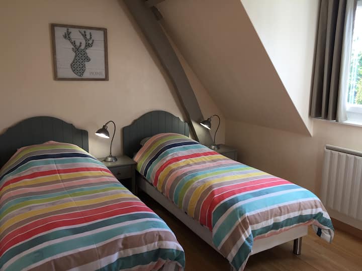 Dormitorio 3 arriba: 2 camas individuales o 1 cama doble de 160 x 190 cm.