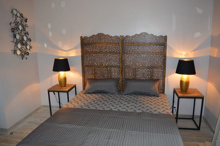 Dormitorio 1 en la planta baja: 2 camas individuales (80x200) o 1 cama doble (160x200) con bienvenida con memoria