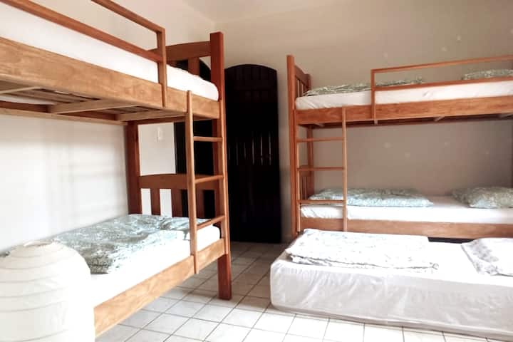 Chumba cha 3 cha kulala:  Chumba kilicho na vitanda 2 vya ghorofa na kitanda 1 cha usaidizi kilicho na bafu la kujitegemea