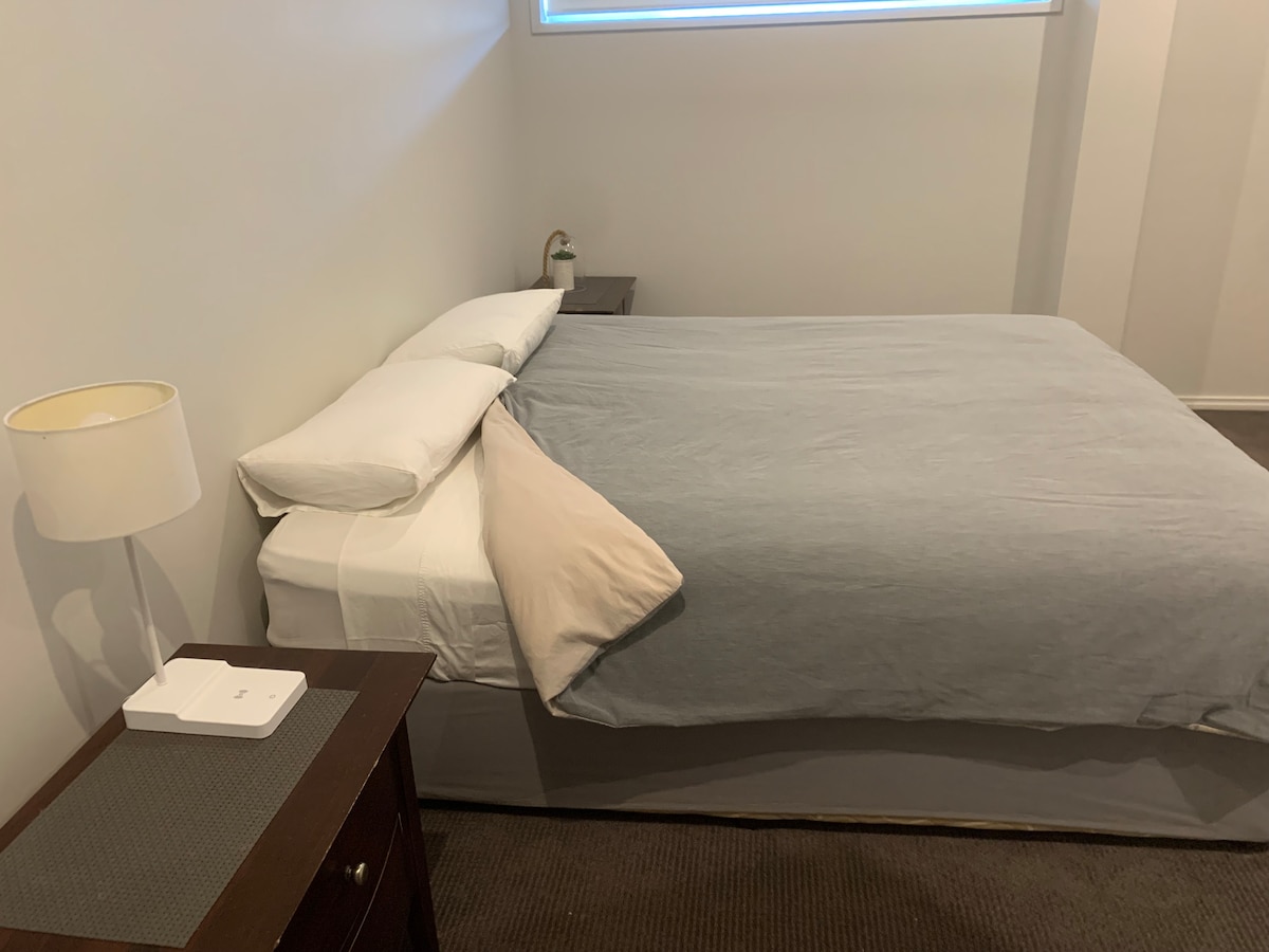 Спалня 1 на горния етаж с суперголямо двойно легло