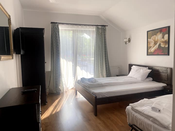 卧室配备加大双人床和一张单人床
套房浴室