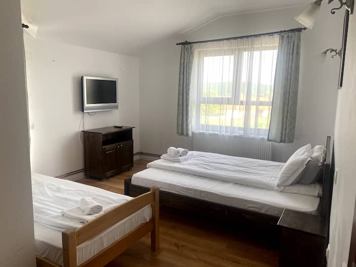 卧室配备加大双人床和一张单人床
套房浴室