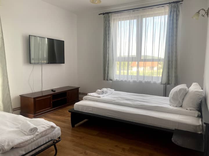 卧室配有加大双人床，还有一间单
人套房浴室