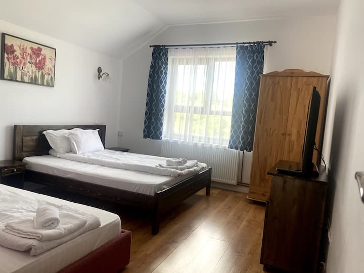 卧室配备加大双人床和一张单人床
套房浴室