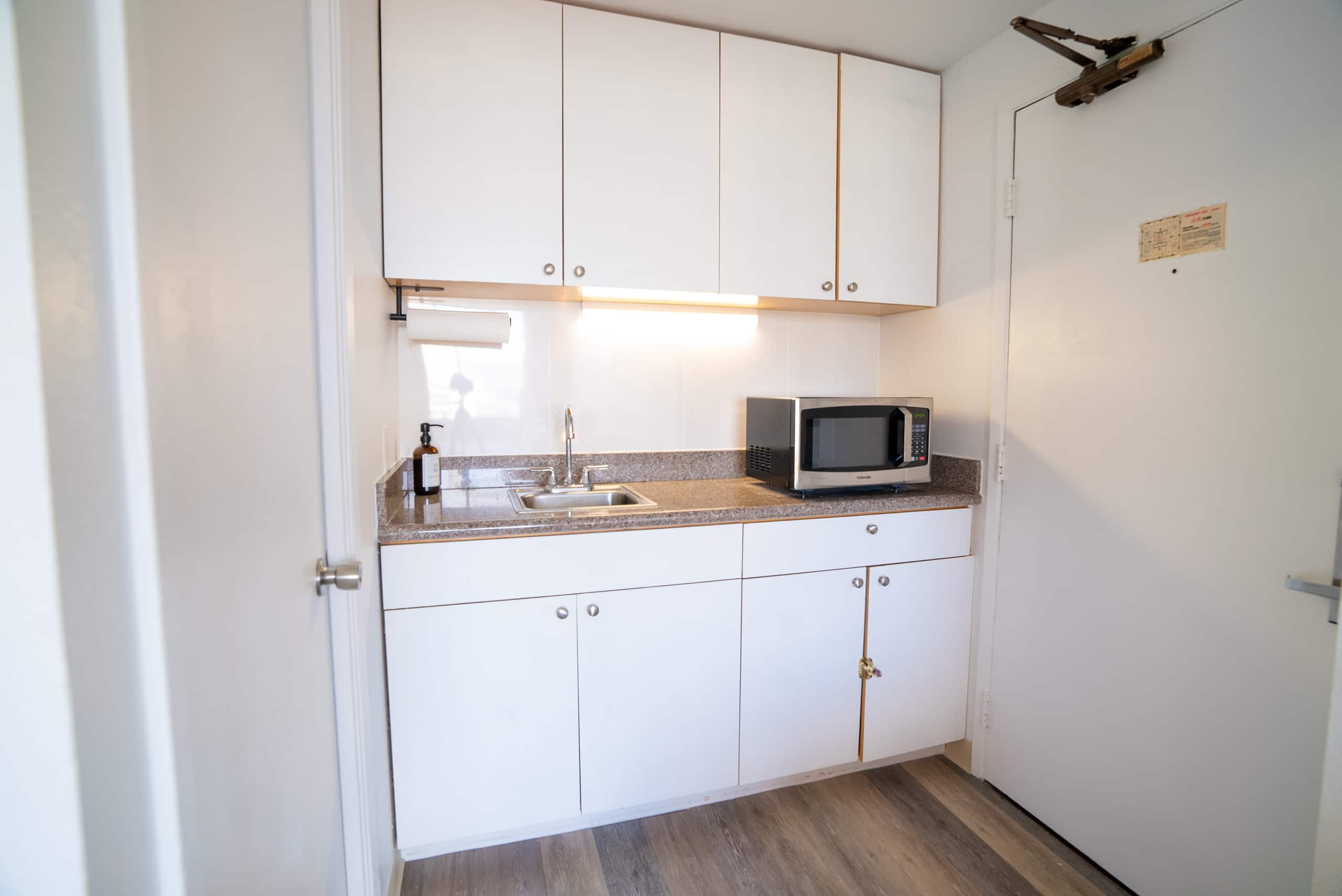 Condo in Honolulu · ★4.6 · Studio · 1 bed · 1 bath - Image 8