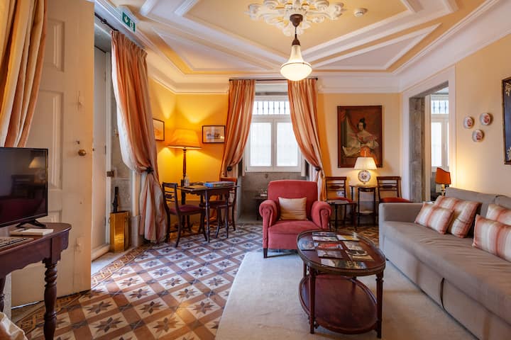 sala de estar com sofá-cama, mesa de jogo e tv