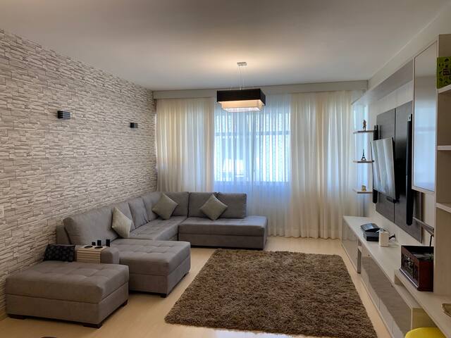 Large and modern – 100m of metro gallery image 4