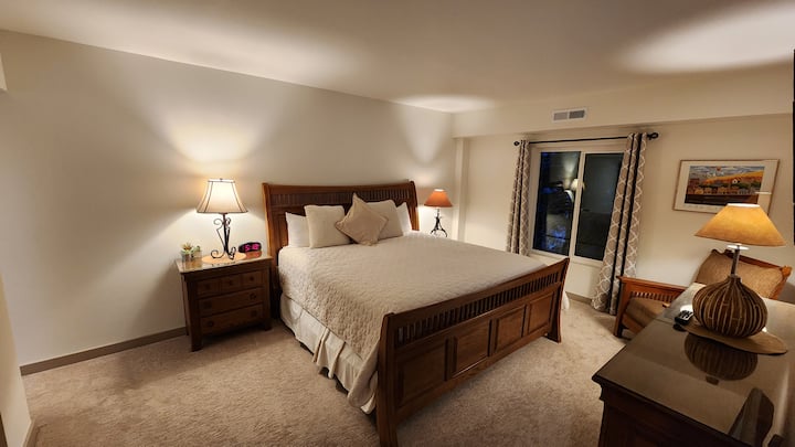 ห้องนอนใหญ่ - เตียงคิงไซส์เคเบิล/HDTV วิวคอร์ทยาร์ด