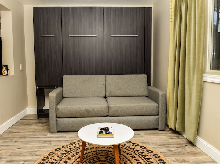 Сокријте го креветот во текот на денот, а потоа уживајте во просторот за седење кој е најдобар за гледање телевизија или забава на пријател.