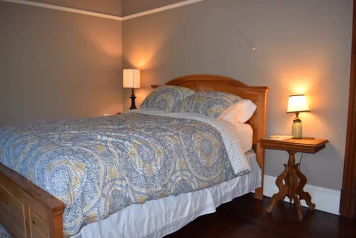 ห้องนอน #2
มีเตียงควีนไซส์และหน้าต่างมากมาย  เชื่อมต่อกับห้องนอน #5