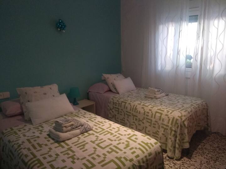 Habitación doble con dos camas  con vistas al porche