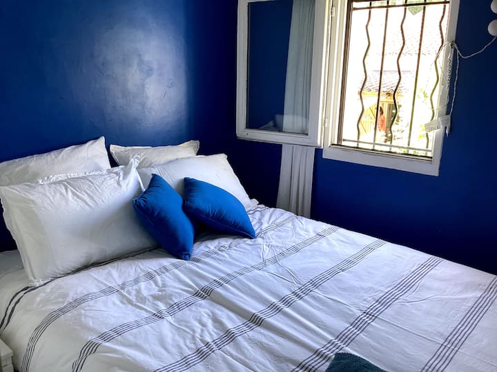 ห้องนอนที่สองพร้อมเตียงขนาด 140 X 200 และที่เก็บของมากมาย