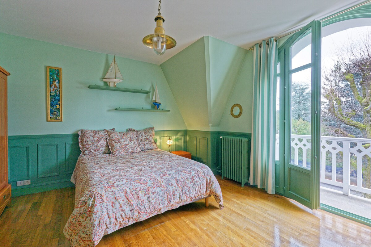 غرفة النوم رقم6 - الطابق الثاني - سريران: 160 سم + 90 سم
غرفة النوم رقم6 - الطابق الثالث - سريران: سرير بمقاس كينج + سرير فردي