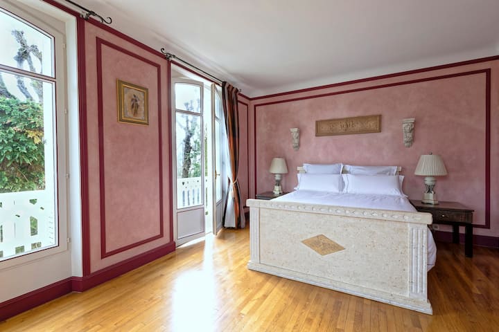 Chambre n° 1 - 1er étage - Lit 160 cm
Bedroom n°1 , 2nd floor, King Size Bed