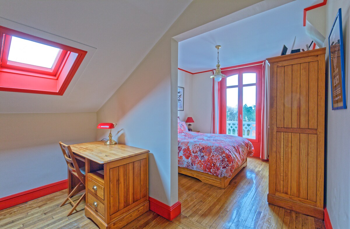 غرفة النوم رقم4 ، الطابق الثاني ،  السرير 140 سم - 
غرفة النوم رقم4 ، الطابق الثالث ، سرير مزدوج