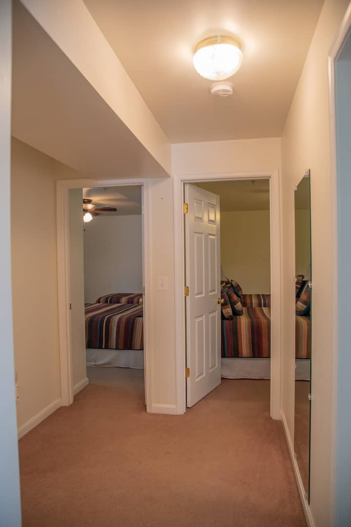 Uitzicht op de slaapkamers vanaf de gang.