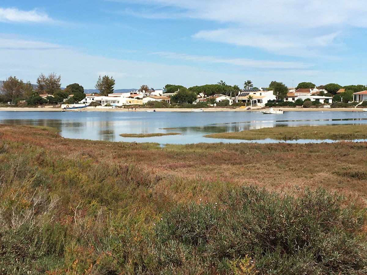 Slaapkamer met raam – Casa das Árvores, Ilha Armona Algarve