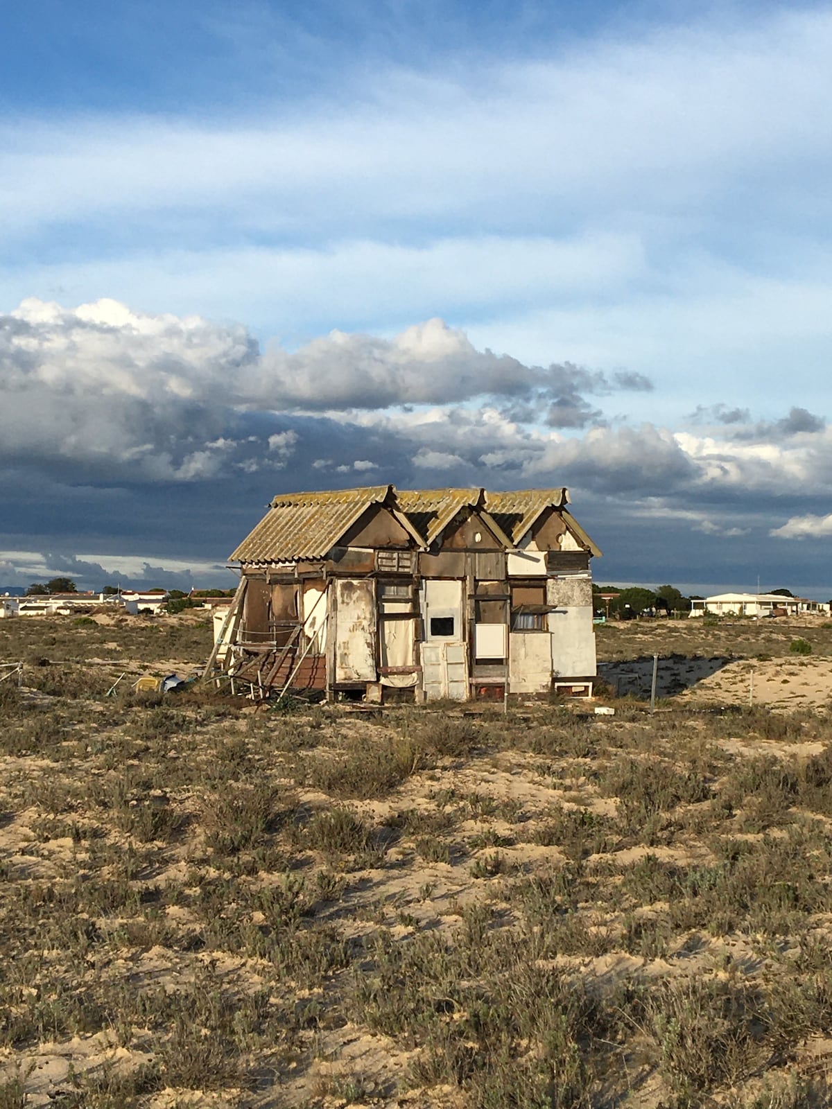 Zijgevel en oprijlaan – Casa das Árvores, Ilha Armona Algarve
