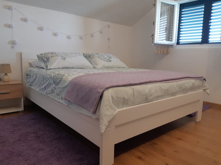 Posteľ veľkosti Queen a v prípade potreby detská postieľka môže byť pridaná do tej istej izby.